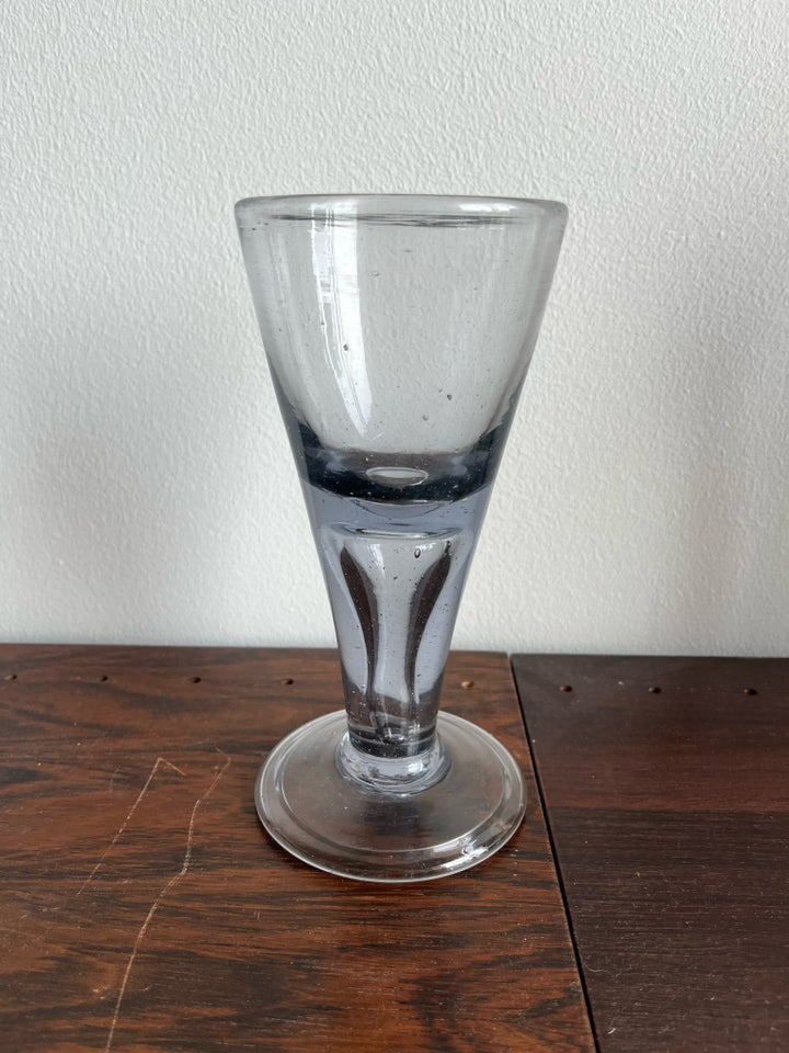 Nøstetangen - nøgen jomfru , Glas,