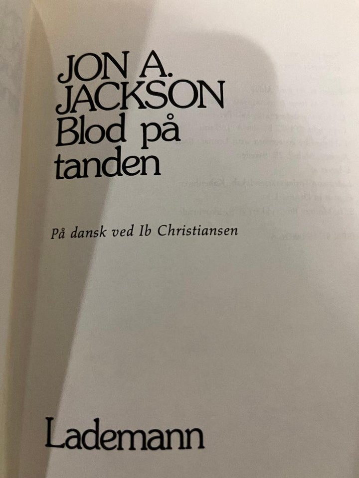 Blod på tanden, Jon A. Jackson,