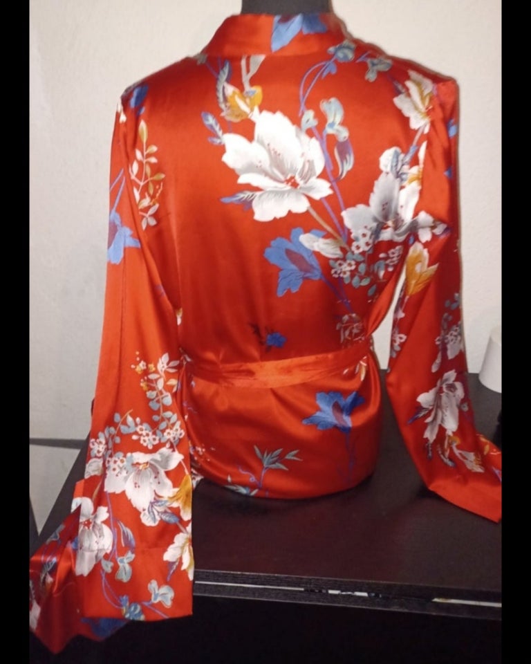 Kimono, Glot rød morgenkåbe,