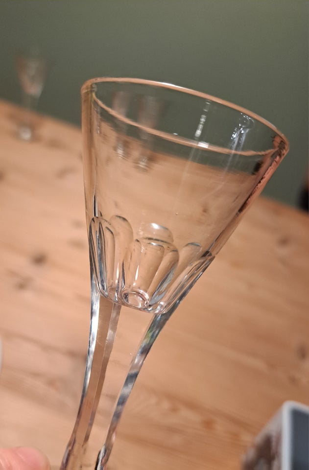 Glas, Fire gamle snapseglas -