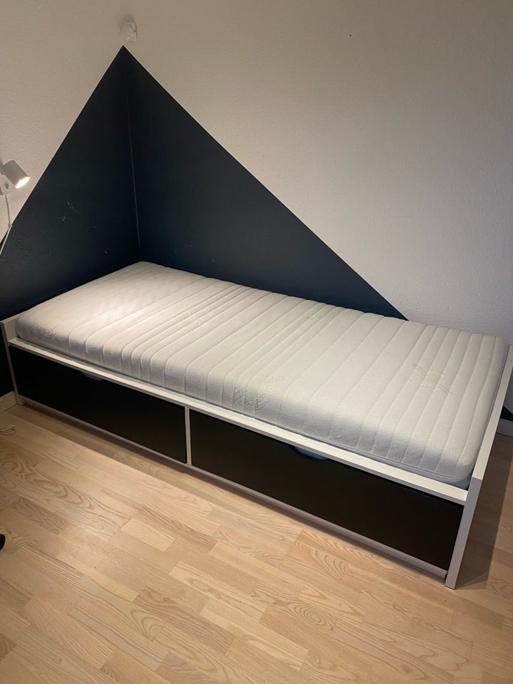 Enkeltseng, Ikea, b: 90 l: 200 h: 45