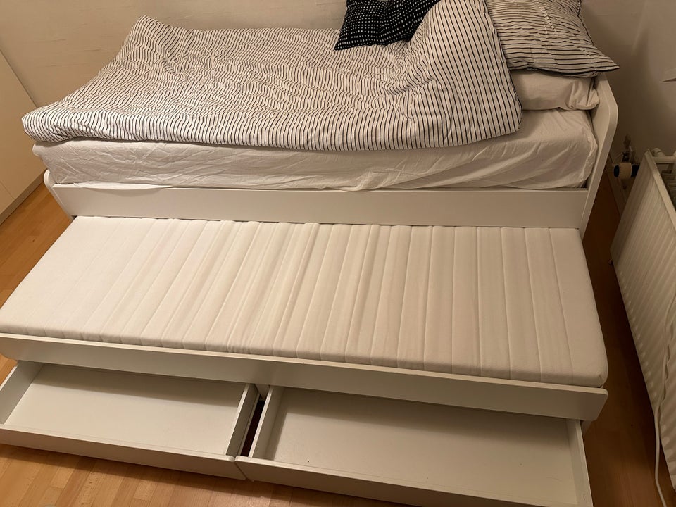 Enkeltseng, Ikea, b: 90 l: 200 h: 57