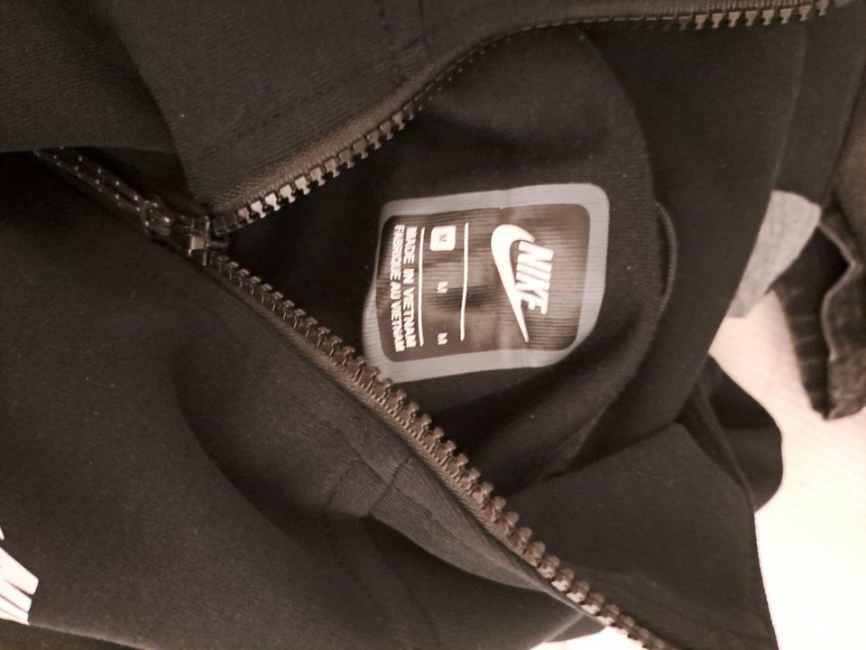 Anden trøje, Nike tech fleece