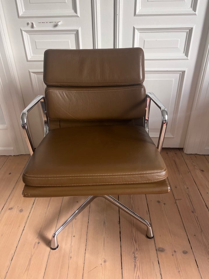 Eames Soft Pad Chair EA 208 