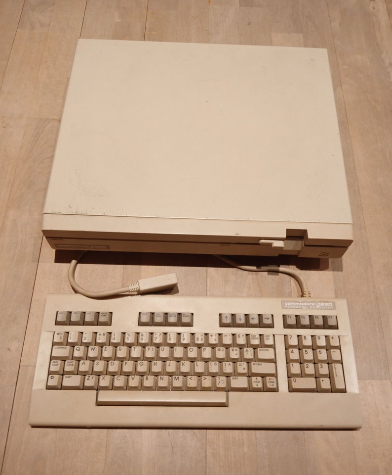 Commodore 128DCR, spillekonsol