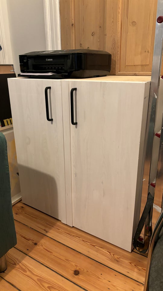 Hængeskab IKEA b: 80 d: 48 h: 83