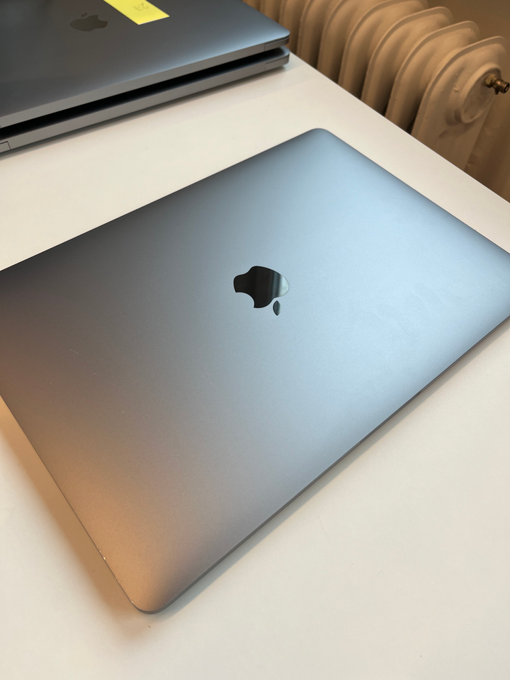 MacBook Pro, A2337 (EMC3598), 8 GB