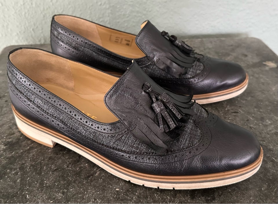 Loafers, str. 43, Brunate