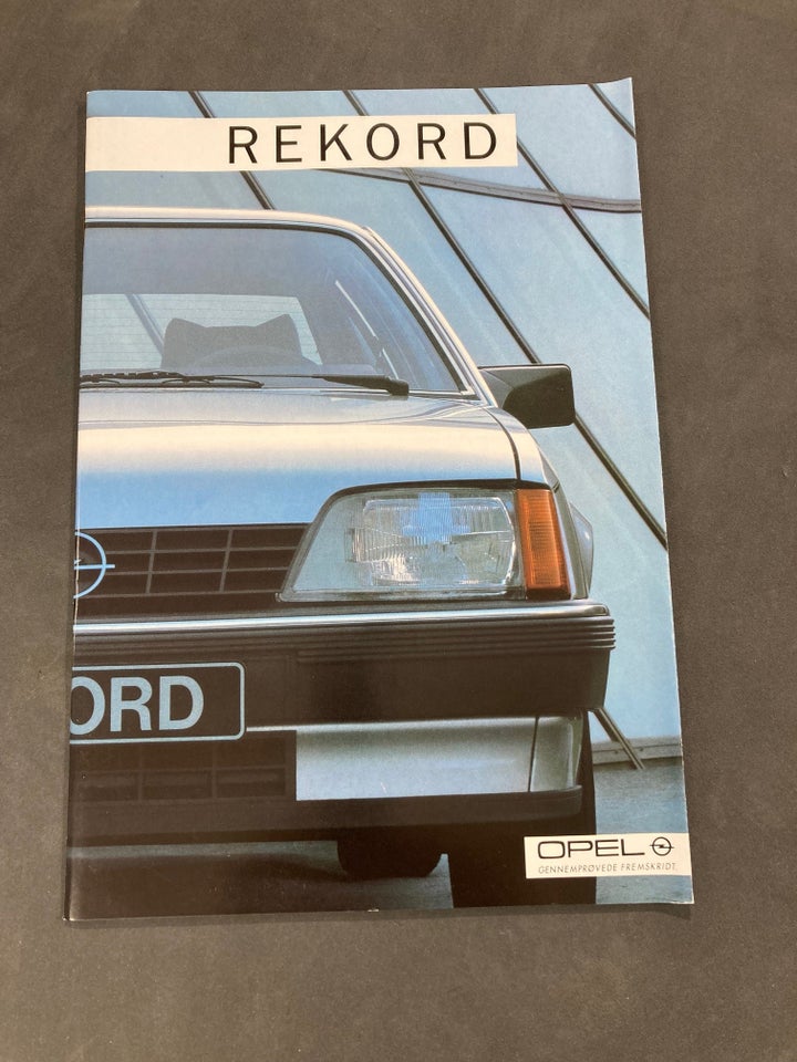 Opel Rekord E brochure, emne: bil og