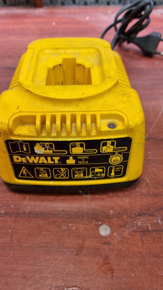 Lader DeWalt DE9116