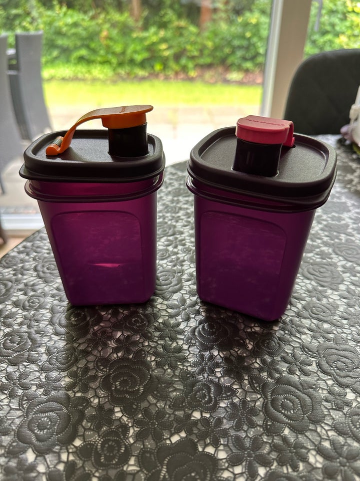 Shaker Tupperware