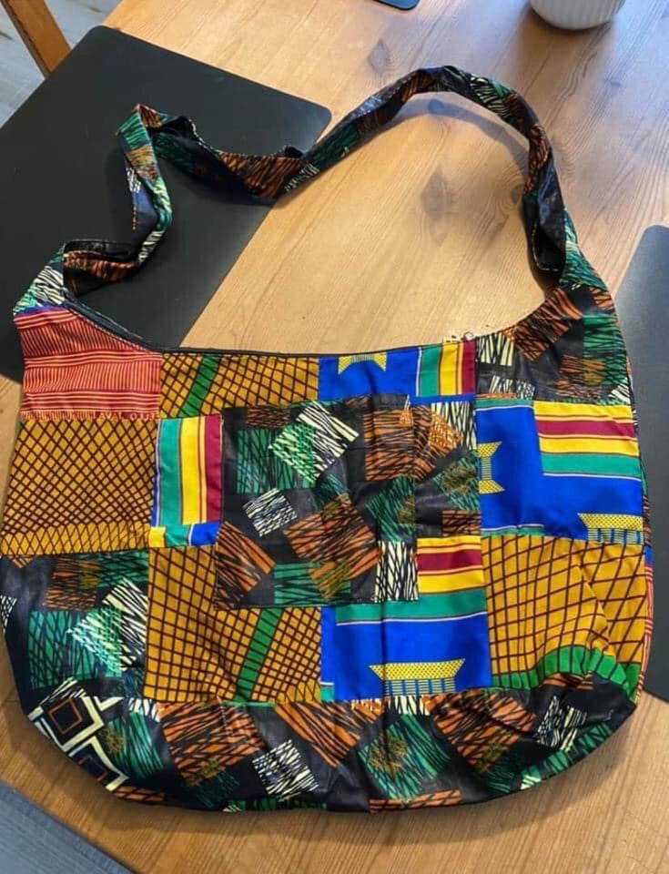 Crossbody, Fra Gambia, håndsyet.