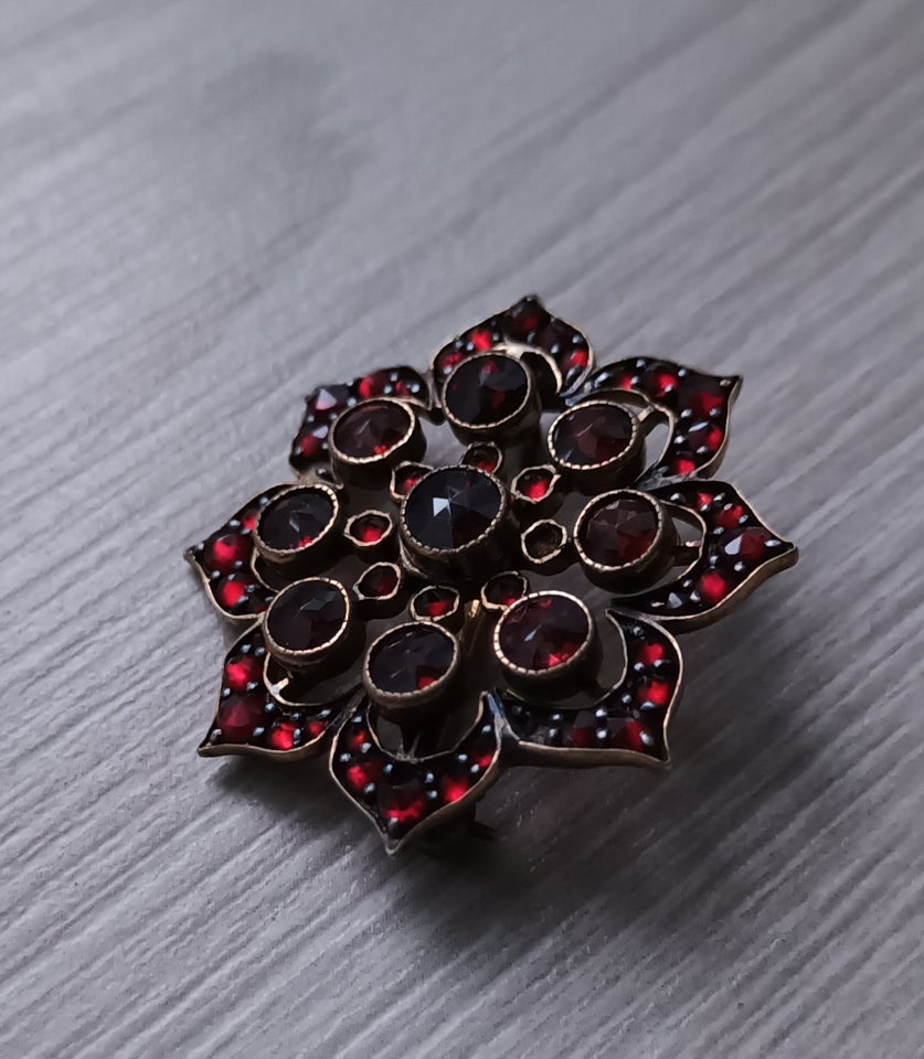 Broche, ædelsten, Granat