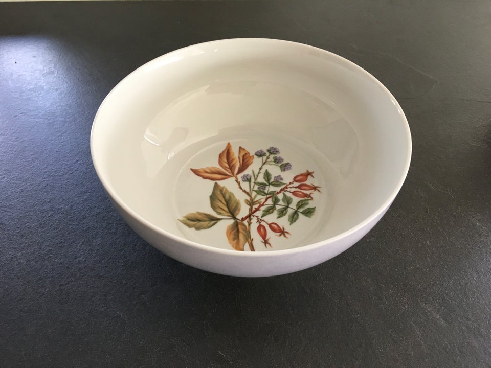 Skål og kande i porcelæn,