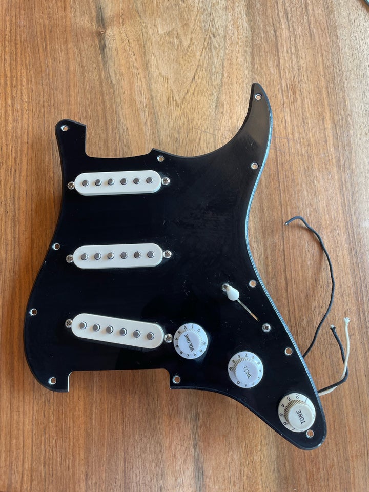 Bare knuckle pickguard med