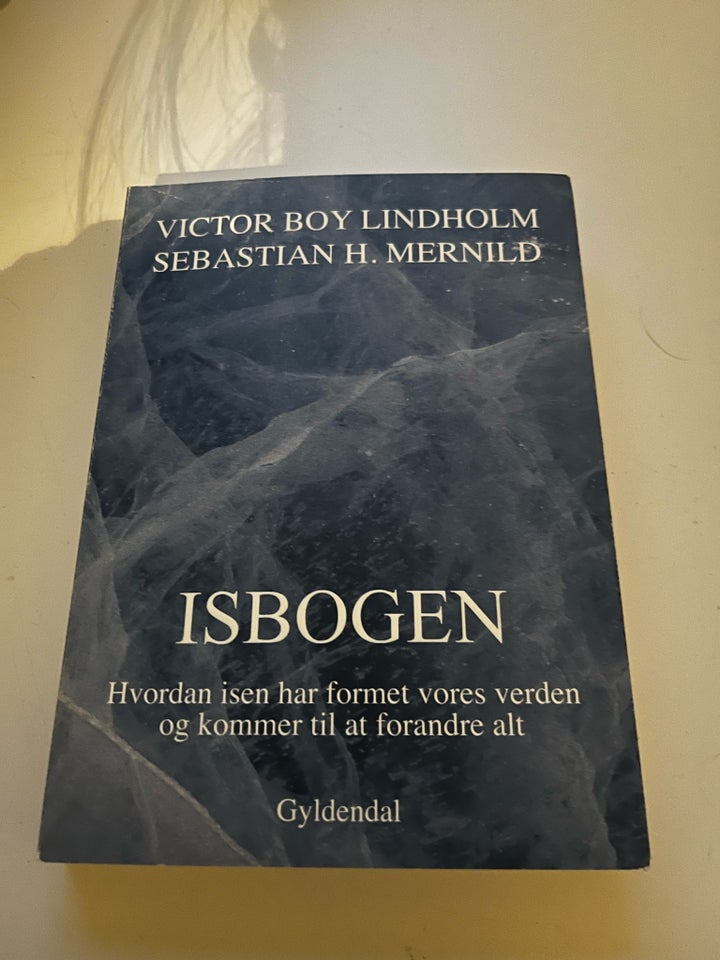 Isbogen, Victor Boy Lindholm 