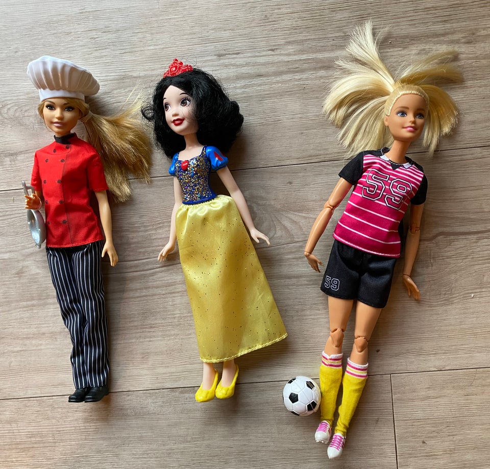 Barbie, Dukker og tøj