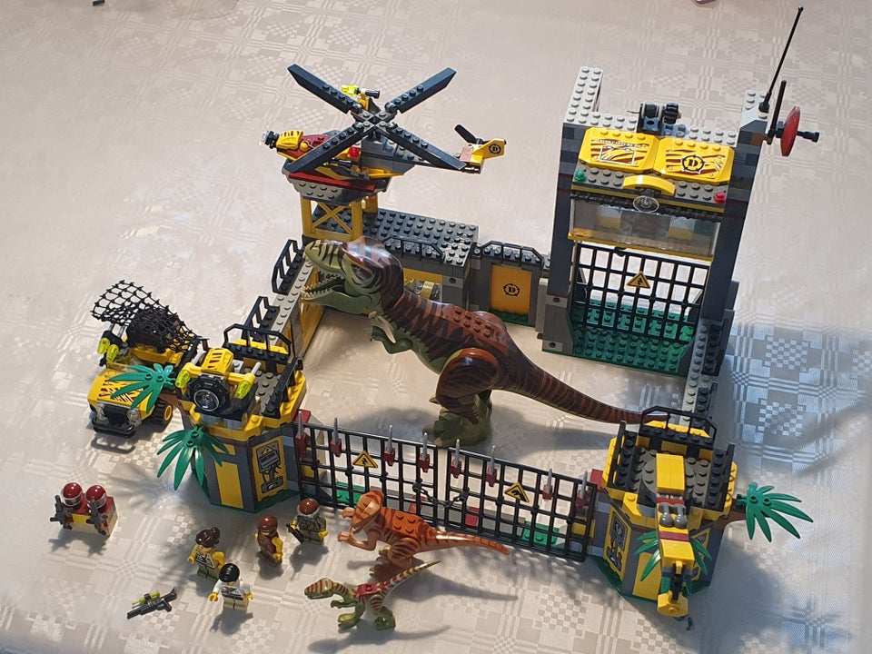 Lego Dino, 5887 Dino Defense HQ