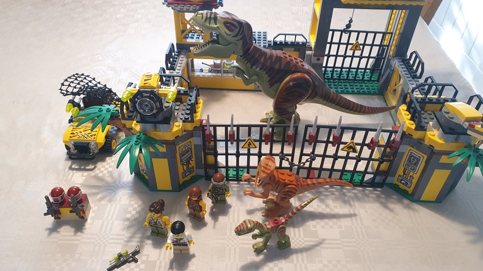 Lego Dino, 5887 Dino Defense HQ