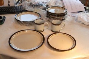 Keramik Kopper og tallerkner i 2