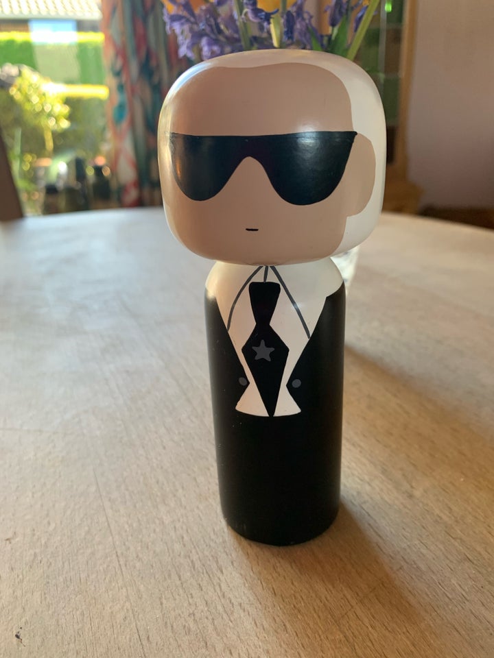 Karl Lagerfeld Kokeshi dukke af