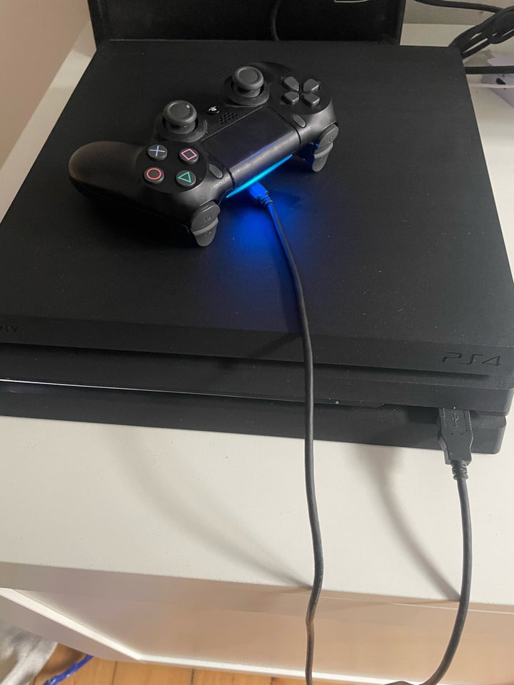 Playstation 4 Pro, God