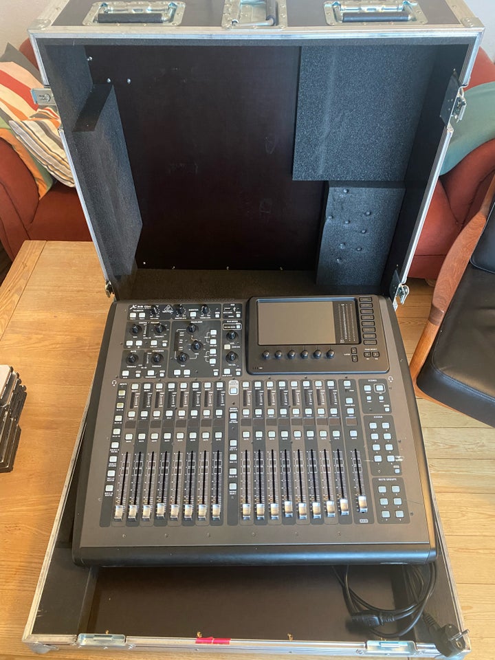 Behringer x32 compact, Behringer