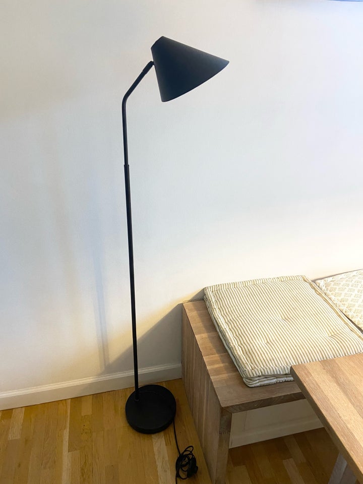 Anden arkitekt, Standerlampe,