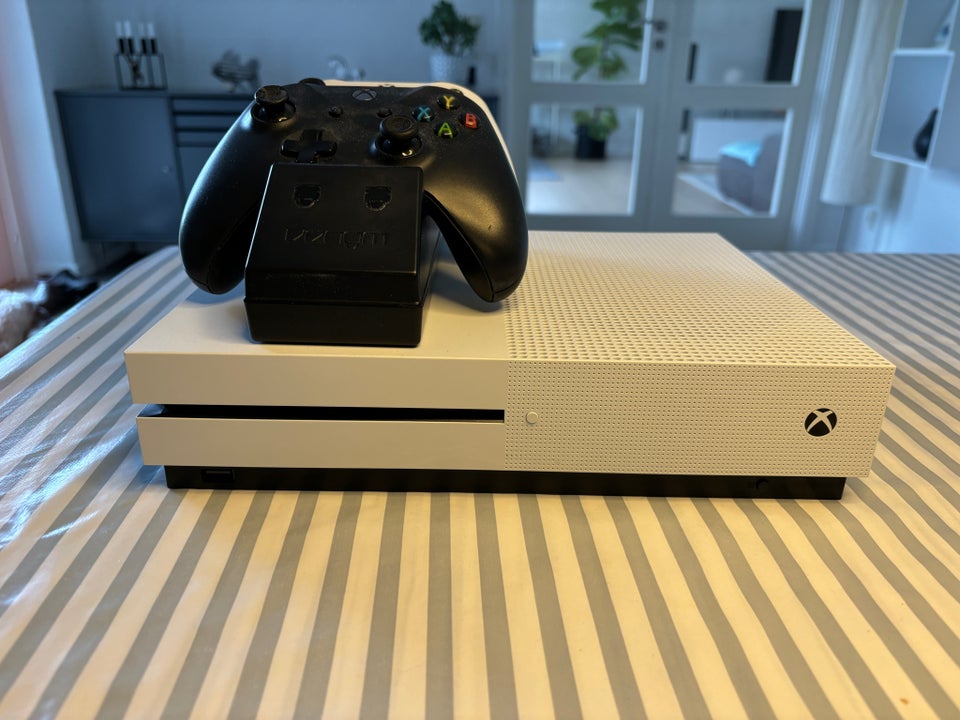 Xbox One S, 1681, God