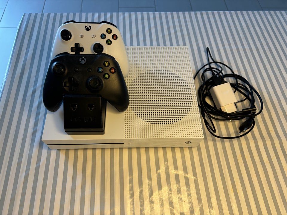 Xbox One S, 1681, God