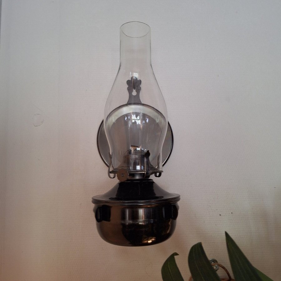 Fotogenlampa retro brunlackad plåt avtagbart väggfäste