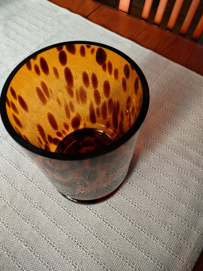 Glasvas med leopardmönster