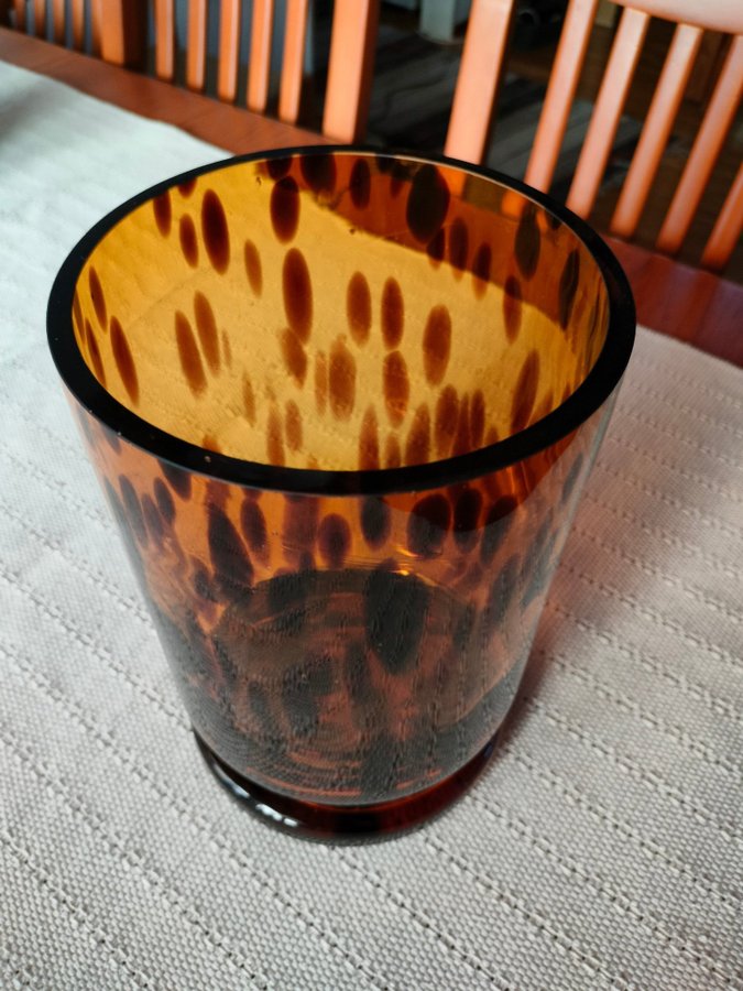 Glasvas med leopardmönster