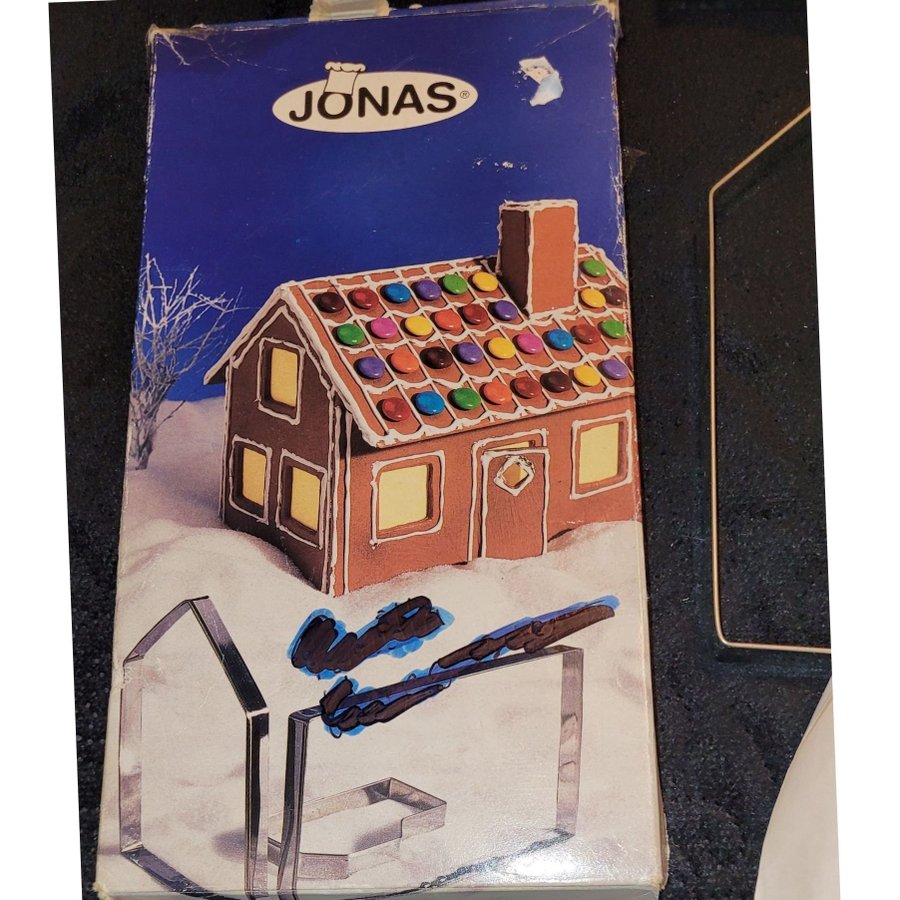 Pepparkakshus FORMAR Jonas gingerbread HOUSE julpyssel HANS  GRETA-feeling