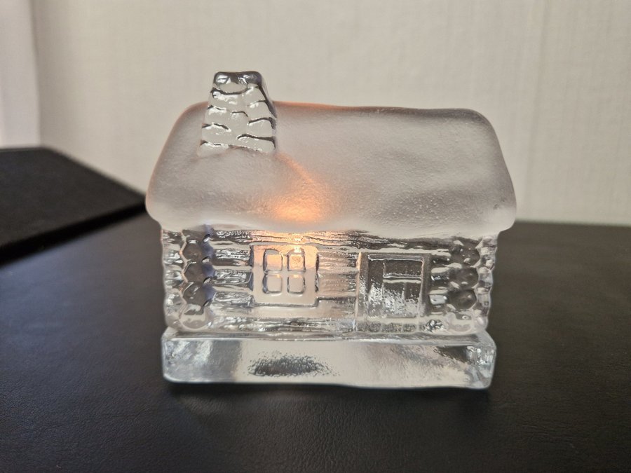 Ljuslykta stuga hus glas Nybro glasbruk, gåva gravering JUL ADVENT