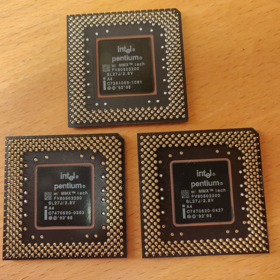 Tre st Intel Pentium MMX 200 MHz retro CPU