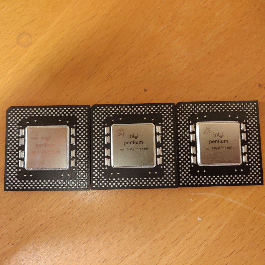 Tre st Intel Pentium MMX 200 MHz retro CPU