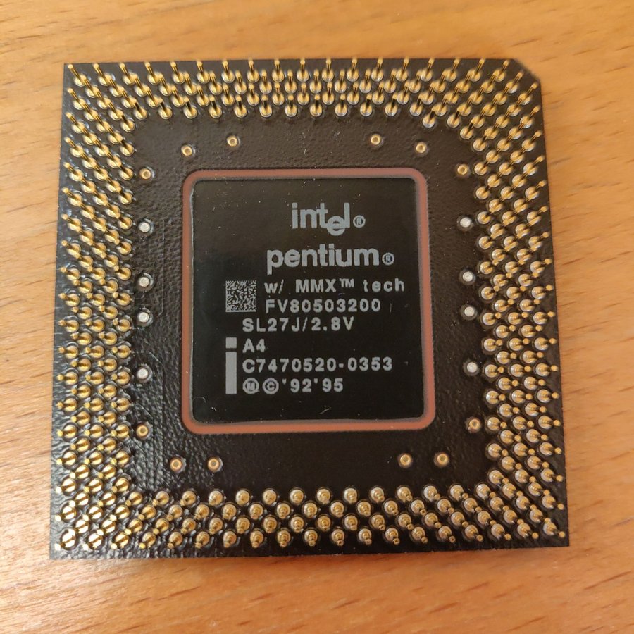 Tre st Intel Pentium MMX 200 MHz retro CPU