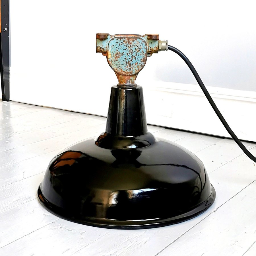 Original Industrilampa - Taklampa - Emaljerad - Svart  Vit - Vintage - Patina