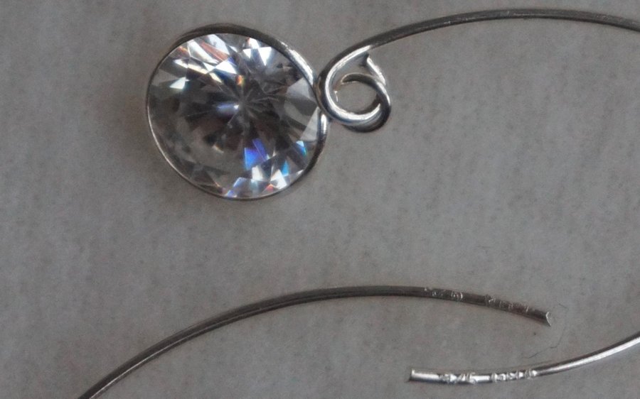 Örhängen i silver med vit cubic zirconia