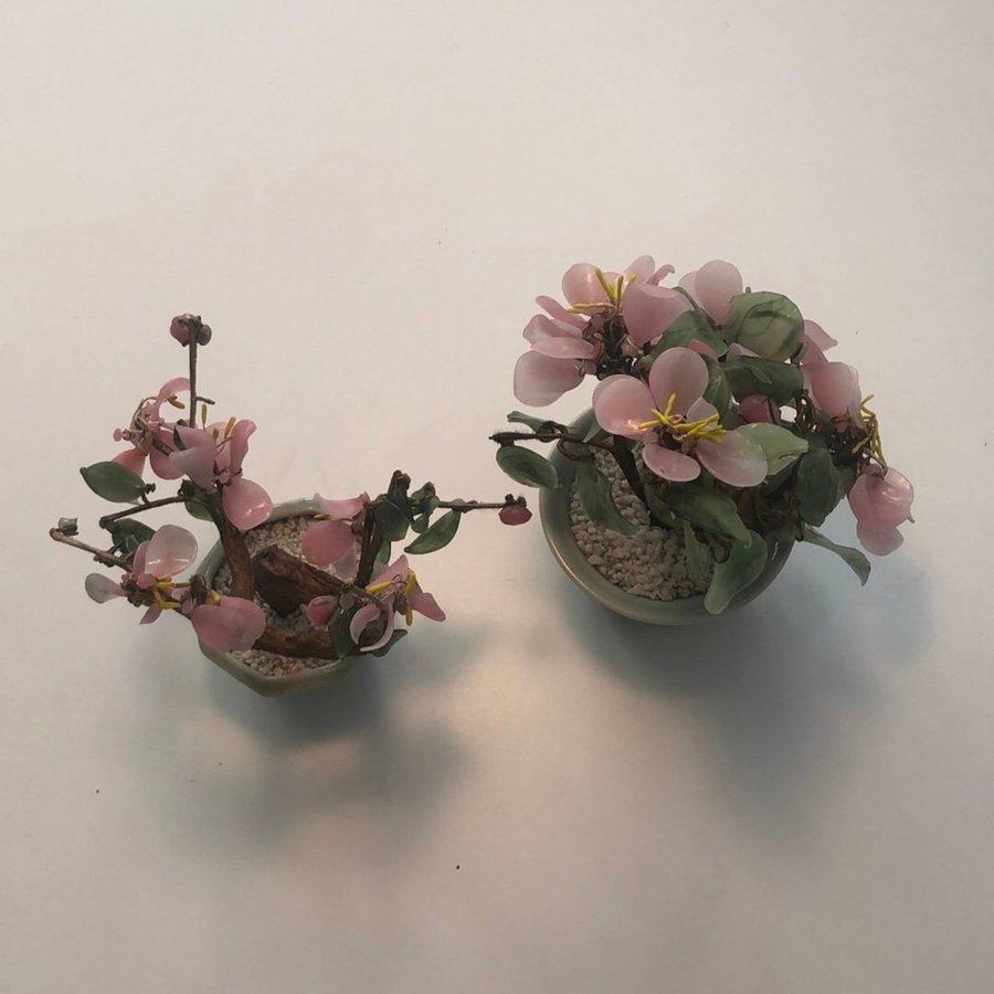 2 st blommor i porslin / glas