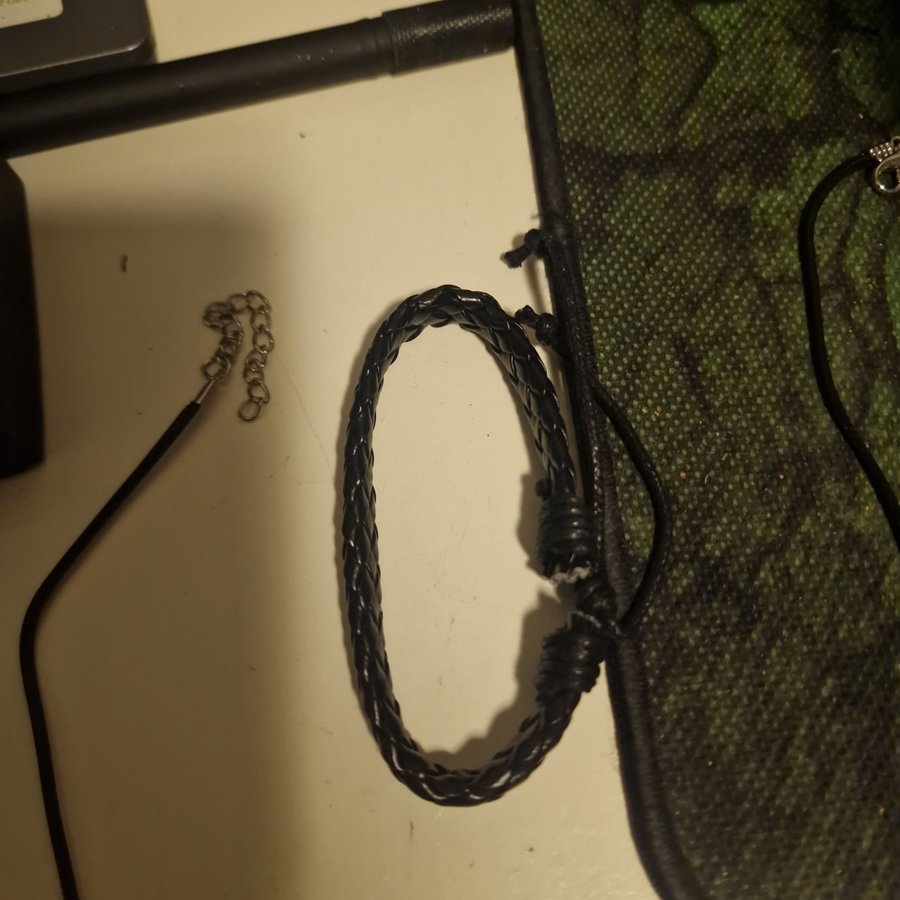 Svart herrklocka med läderarmband