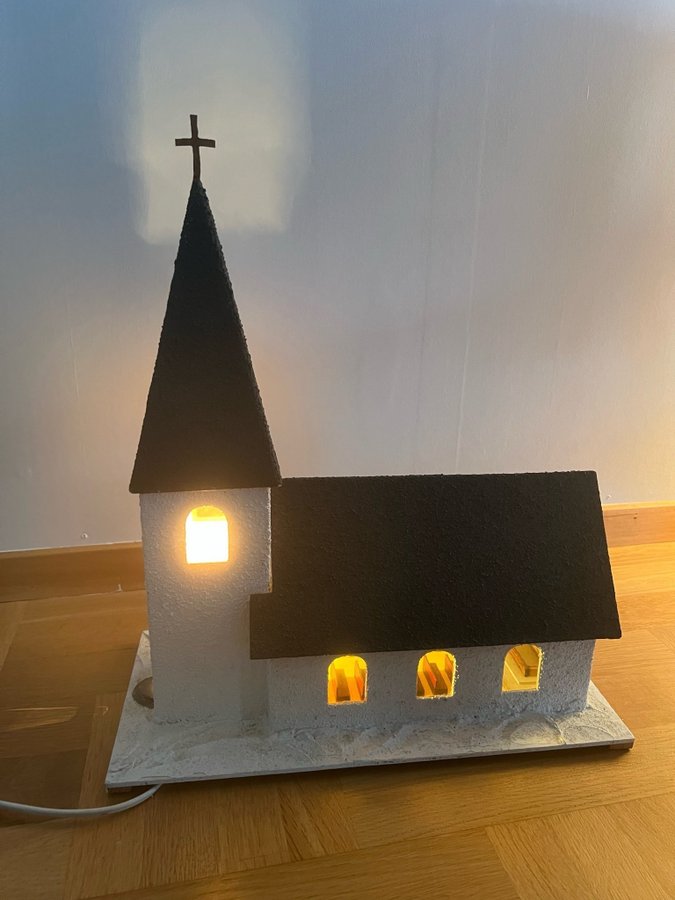 Adventljustake Fönsterlampa, vacker julkyrka med belysning