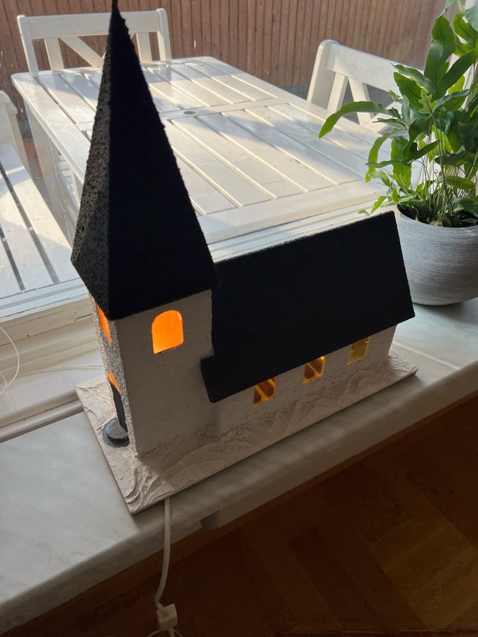 Adventljustake Fönsterlampa, vacker julkyrka med belysning