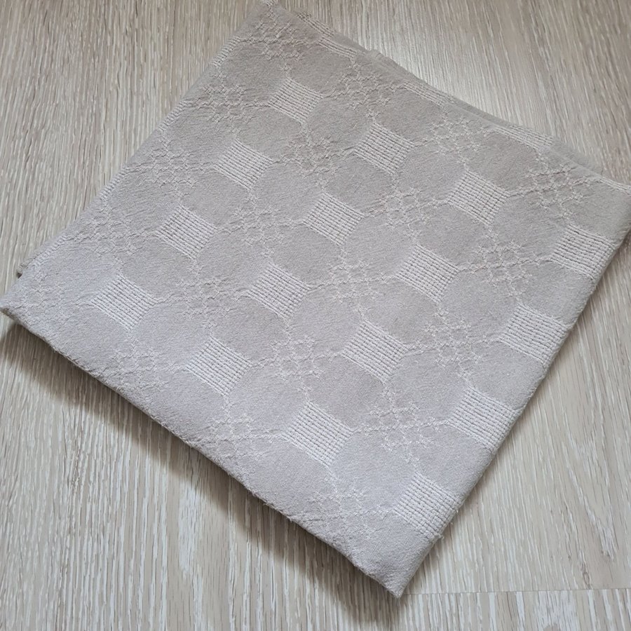 Duk stor beige mönstrad 90x93 cm. Halvlinne?+liten beige duk 29x28 cm