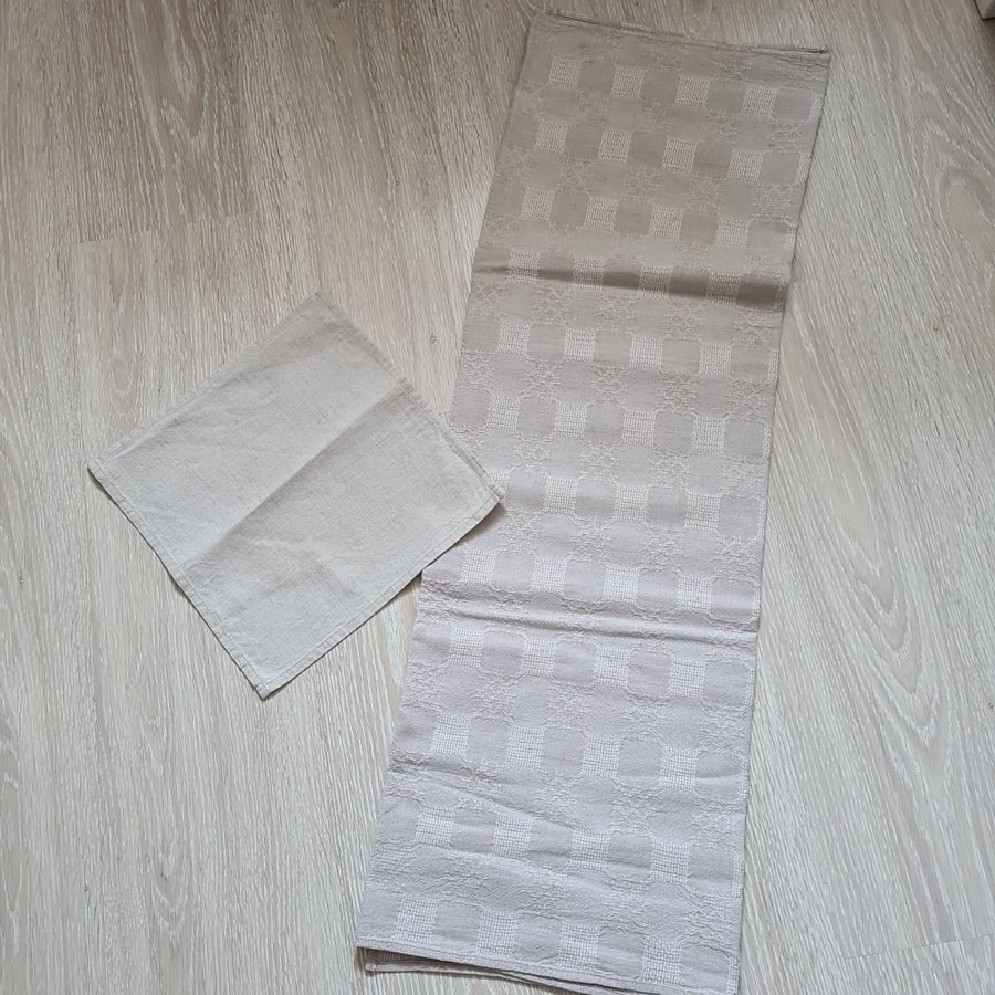 Duk stor beige mönstrad 90x93 cm. Halvlinne?+liten beige duk 29x28 cm