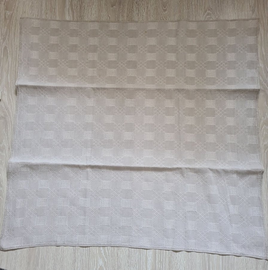 Duk stor beige mönstrad 90x93 cm. Halvlinne?+liten beige duk 29x28 cm