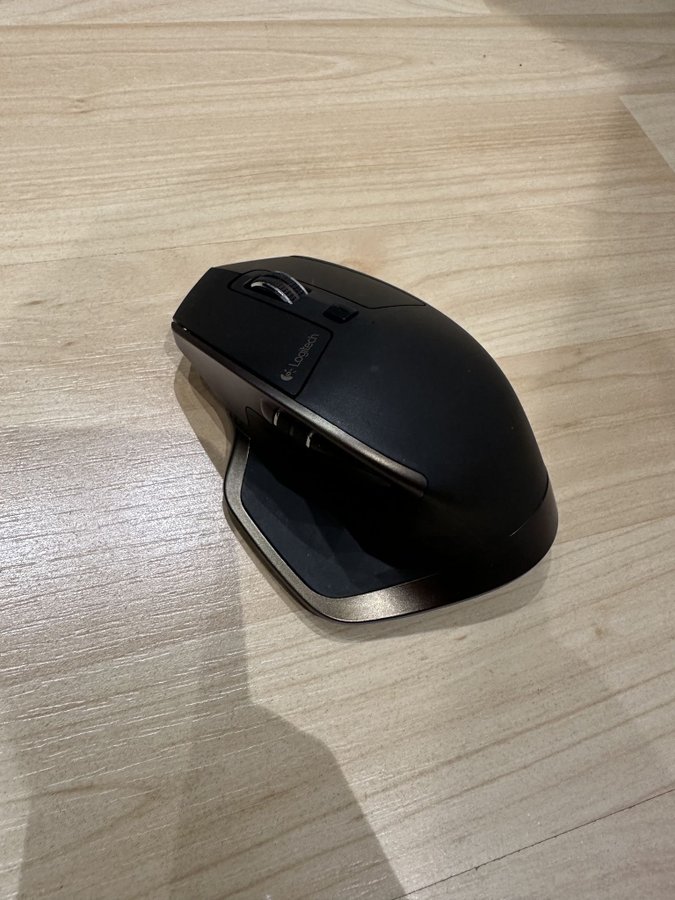 Avancerad Logitech MX Master trådlös + Bluetooth lasermus