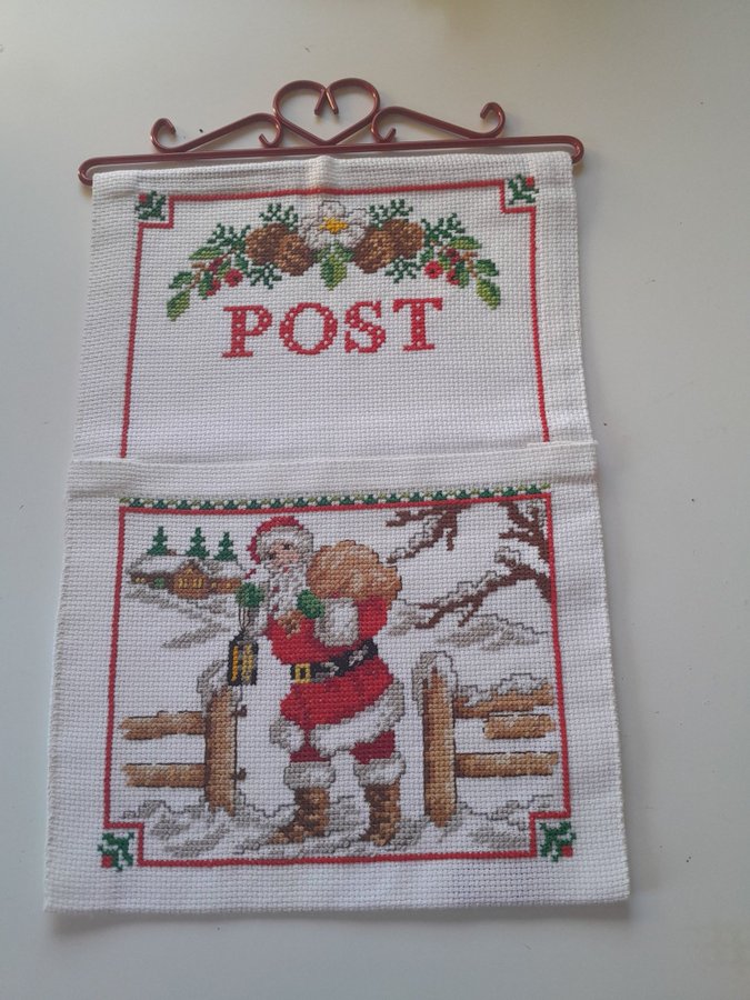 Söt handbroderad bonad/julpost med tomte.