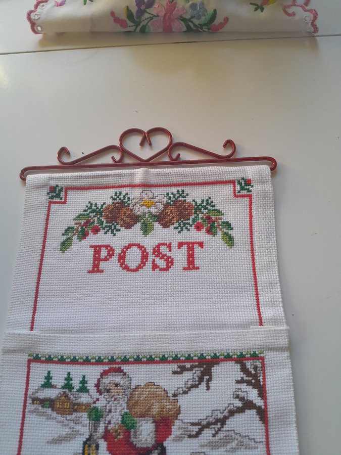 Söt handbroderad bonad/julpost med tomte.